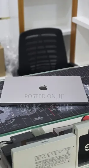 New Laptop Apple MacBook Pro 2022 M2 16GB Apple M2 SSD 512GB