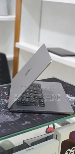 New Laptop Apple MacBook Pro 2022 M2 16GB Apple M2 SSD 512GB
