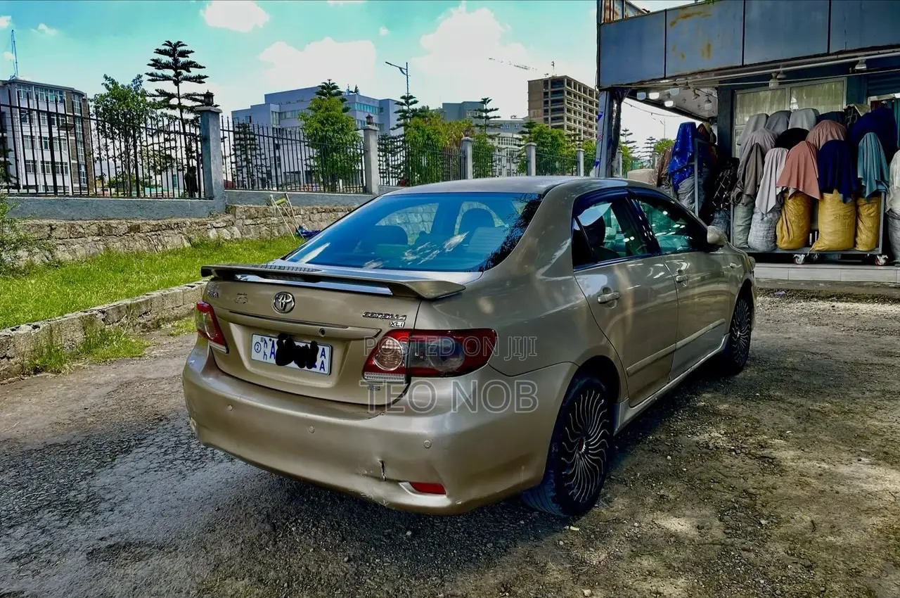 Toyota Corolla 2012 Gold
