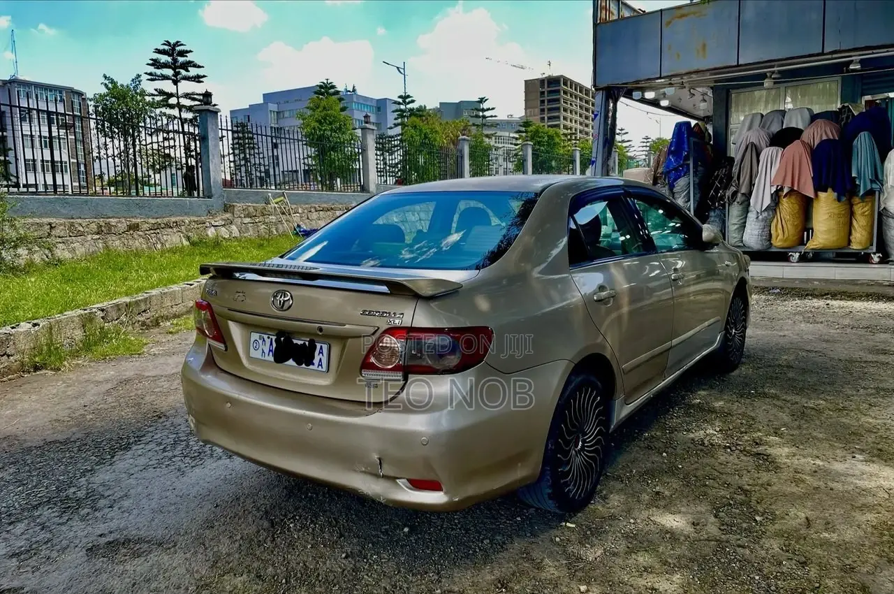 Toyota Corolla 2012 Gold
