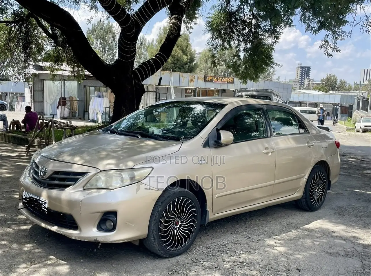 Toyota Corolla 2012 Gold