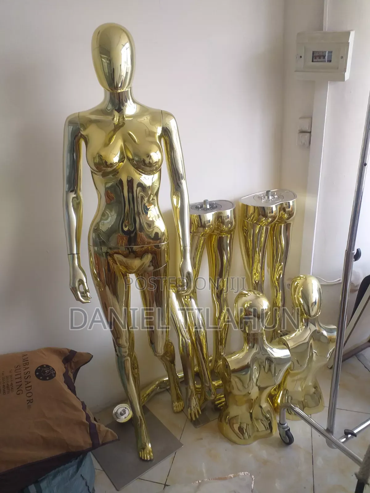 አሻንጉሊት ልብስ መስቀያ