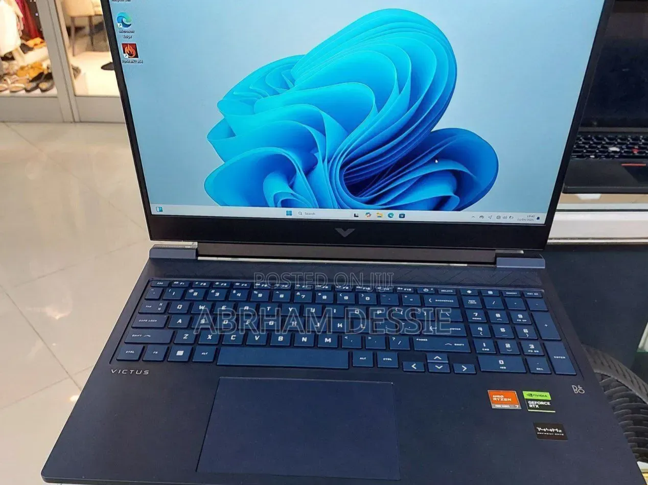 New Laptop HP 8GB AMD Ryzen 7 SSD 1T