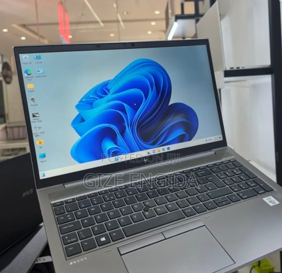 New Laptop HP ZBook Firefly G9 16GB Intel Core i7 SSD 512GB