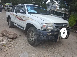 Toyota Hilux 2002 White