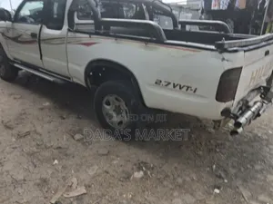 Toyota Hilux 2002 White