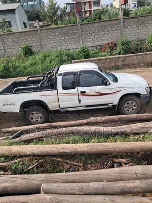 Toyota Hilux 2002 White