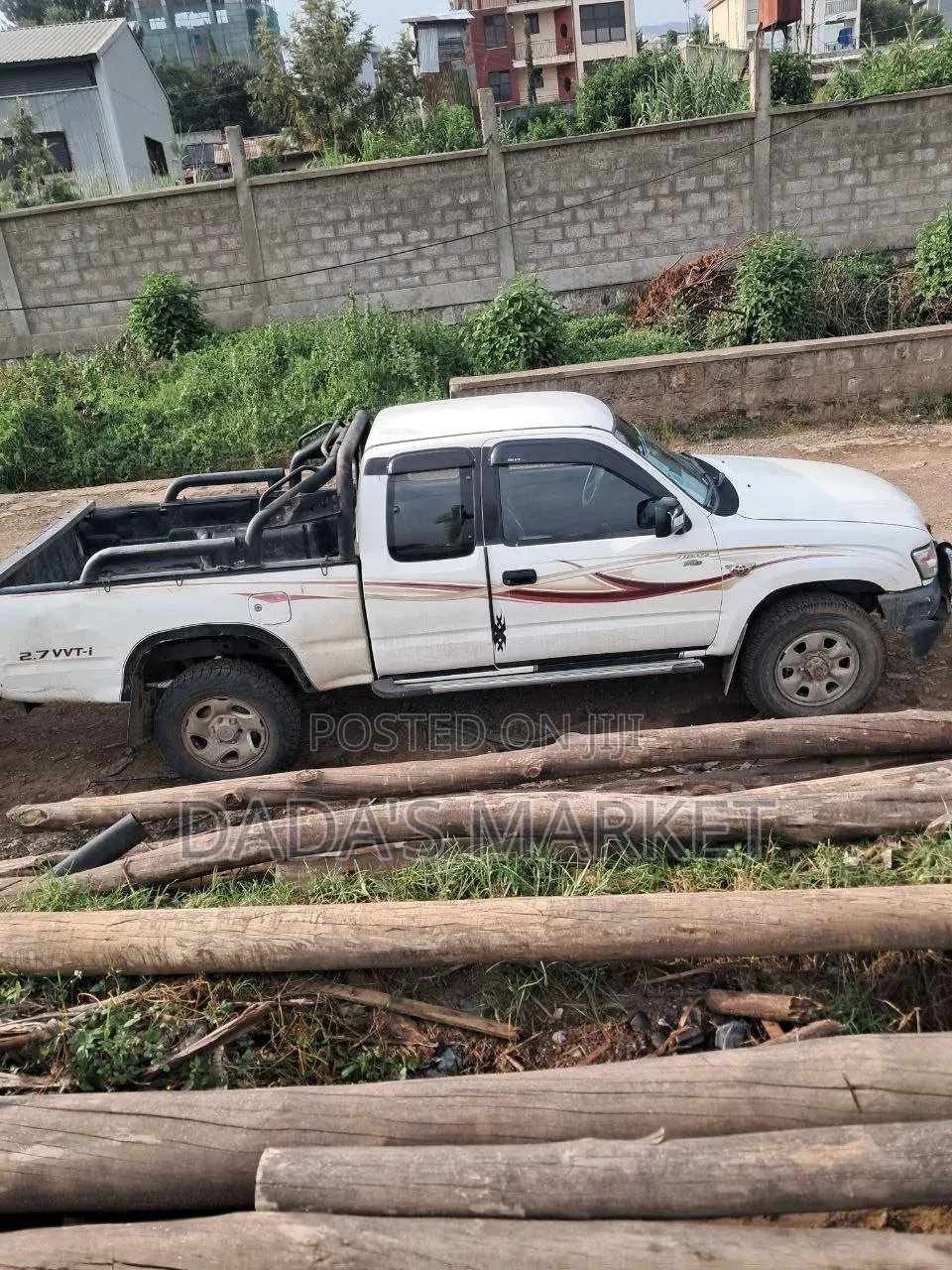 Toyota Hilux 2002 White