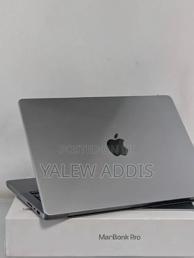New Laptop Apple MacBook Pro 2022 M2 16GB Apple M2 SSD 512GB