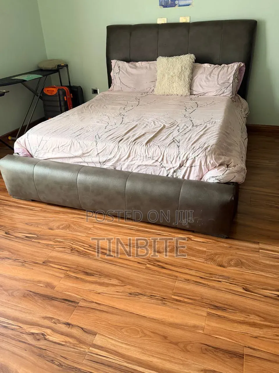 አልጋ Slightly Used Bed