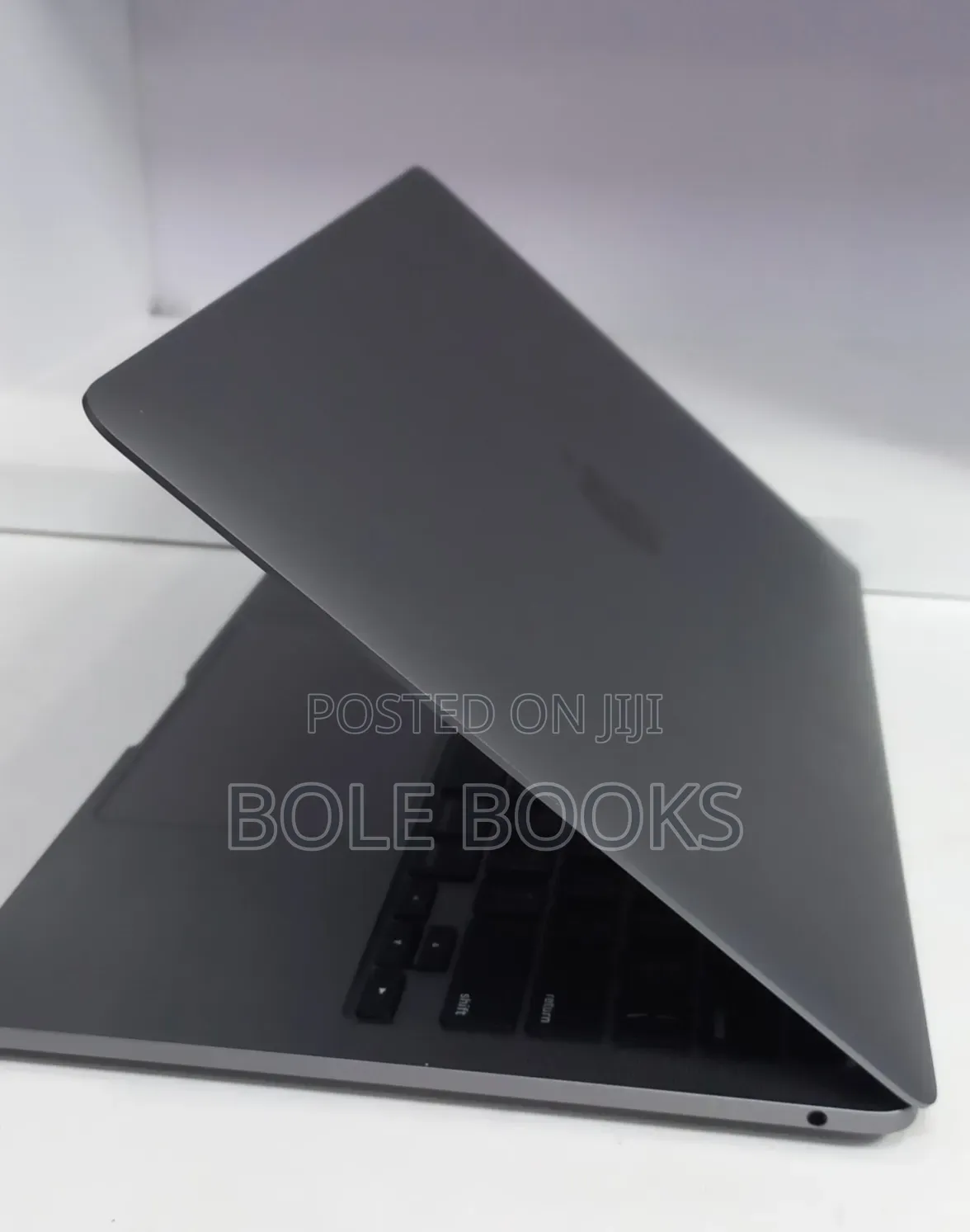 New Laptop Apple MacBook Pro 2020 M1 8GB Apple M1 Pro SSD 256GB