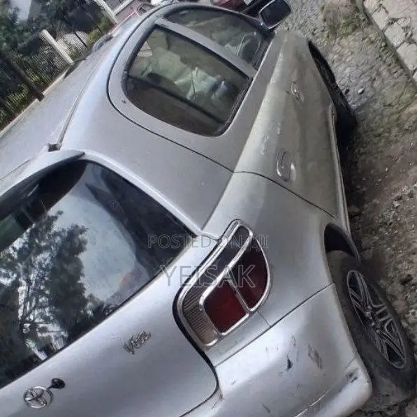 Toyota Vitz 2000 Silver