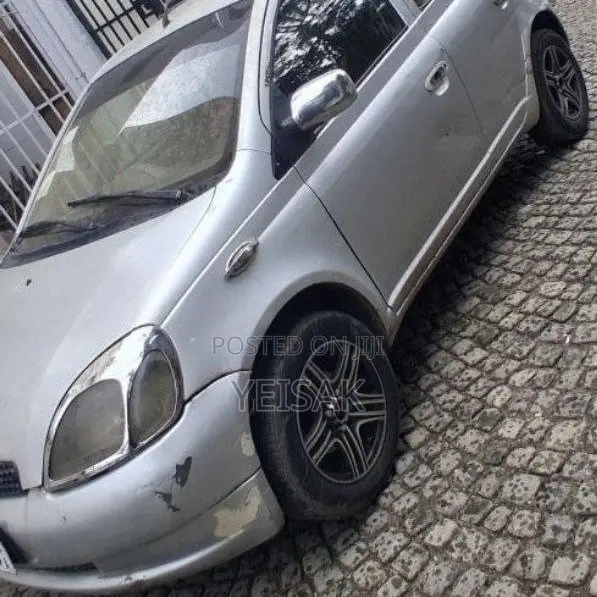 Toyota Vitz 2000 Silver