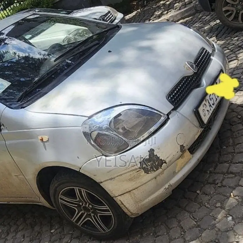 Toyota Vitz 2000 Silver