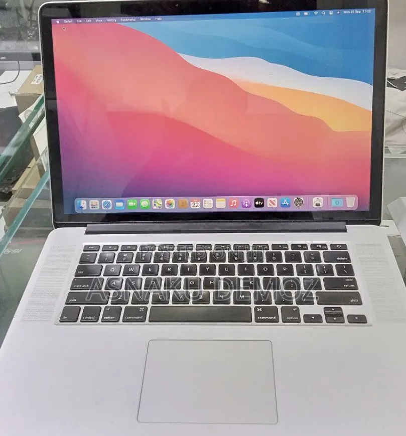 New Laptop Apple MacBook Pro 2015 16GB Intel Core i7 SSD 512GB