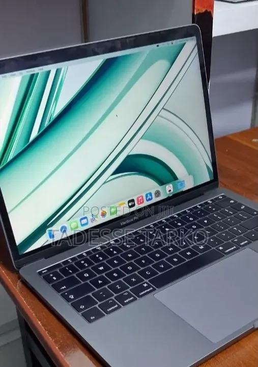 New Laptop Apple MacBook Pro 2017 8GB Intel Core i5 SSD 256GB