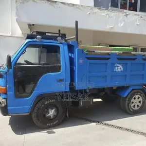 Isuzu Elf Light-Duty Dump Truck