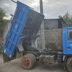 Isuzu Elf Light-Duty Dump Truck