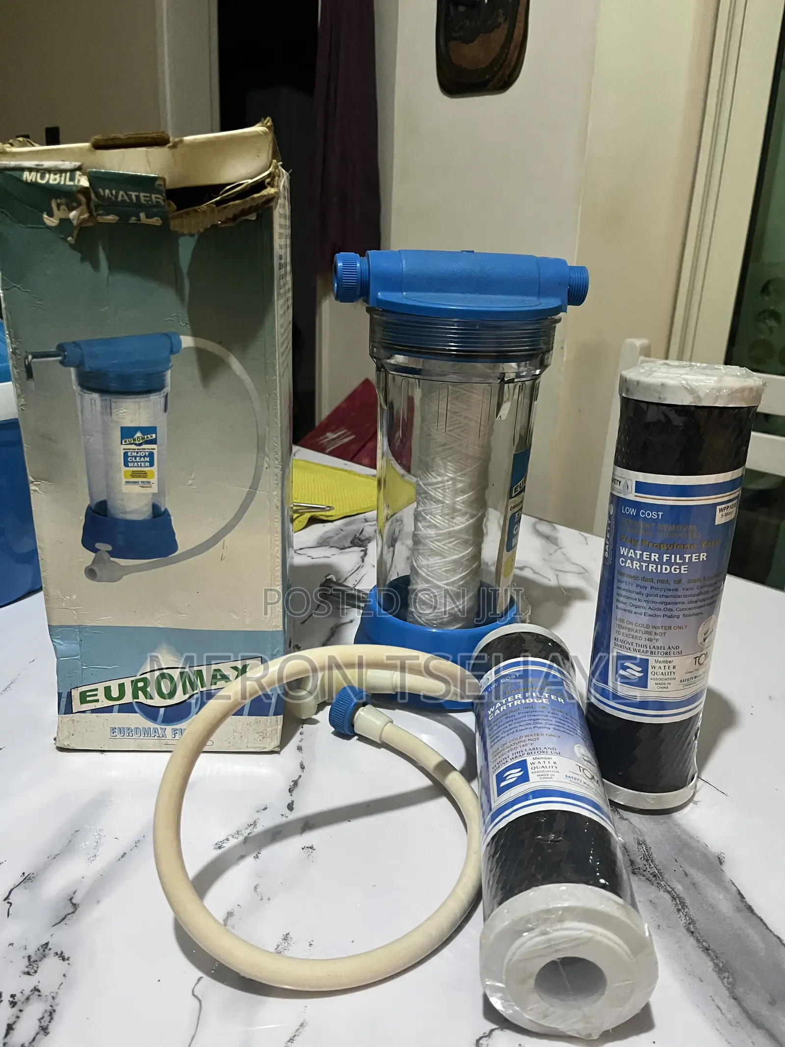 Water Filter With a Replaceable Cartridge