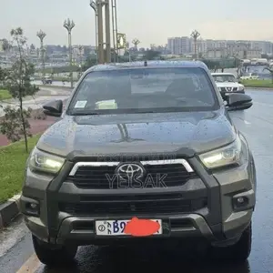 Toyota Hilux 2021 Gray