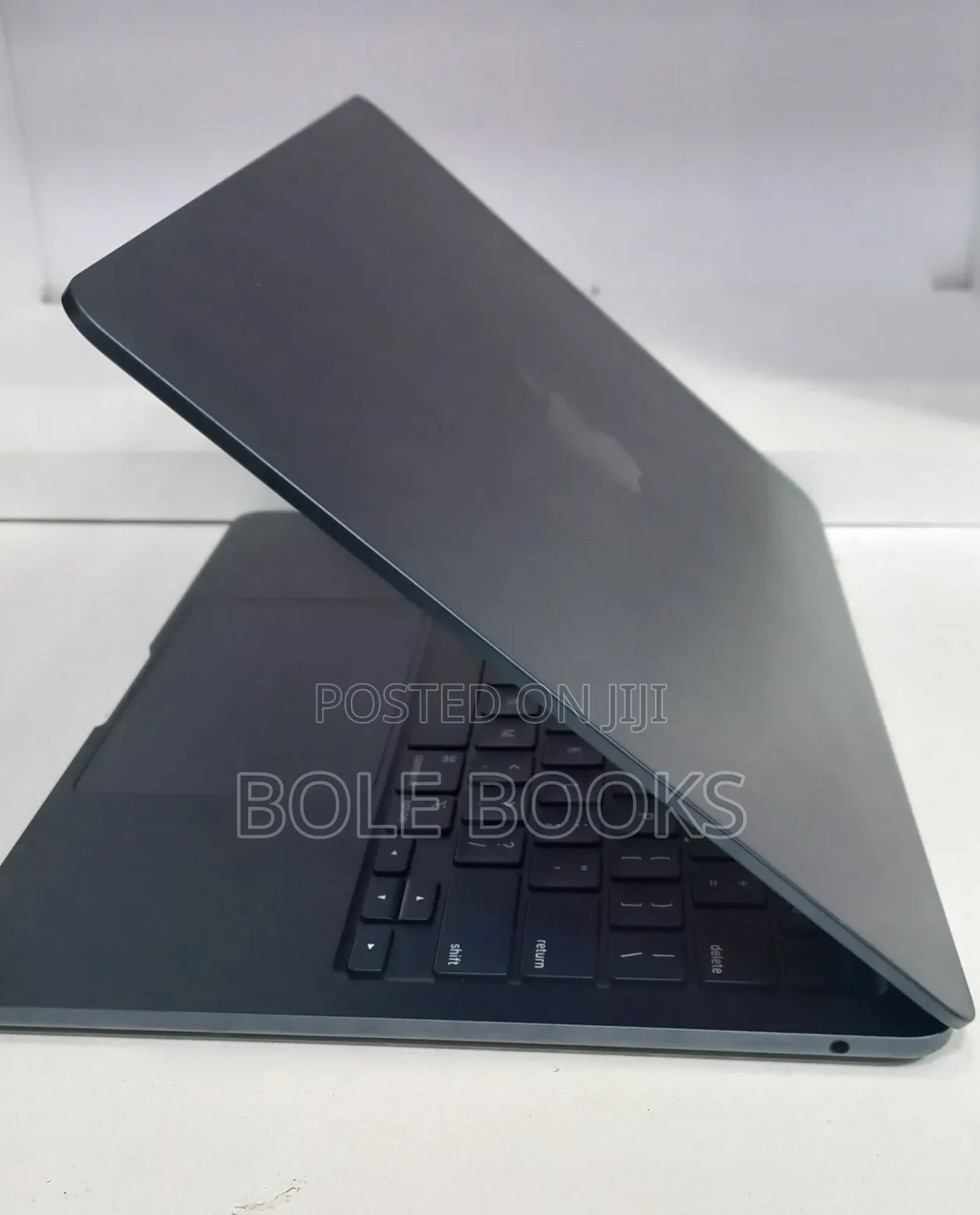 New Laptop Apple MacBook Air 2022 M2 8GB Apple M2 SSD 256GB
