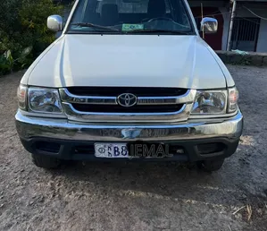 Toyota Hilux 2004 White