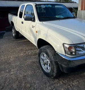 Toyota Hilux 2004 White
