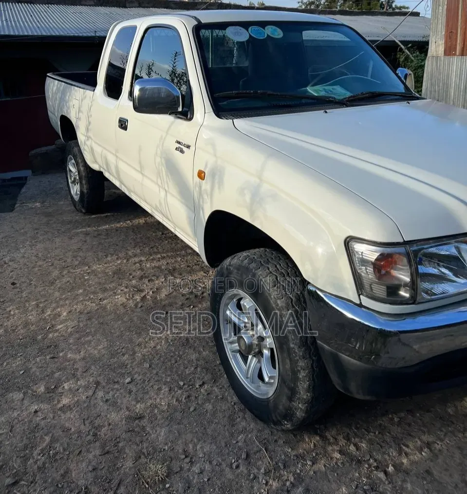Toyota Hilux 2004 White