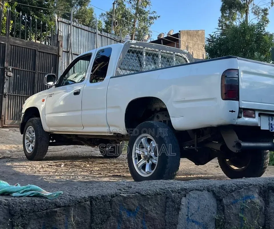 Toyota Hilux 2004 White