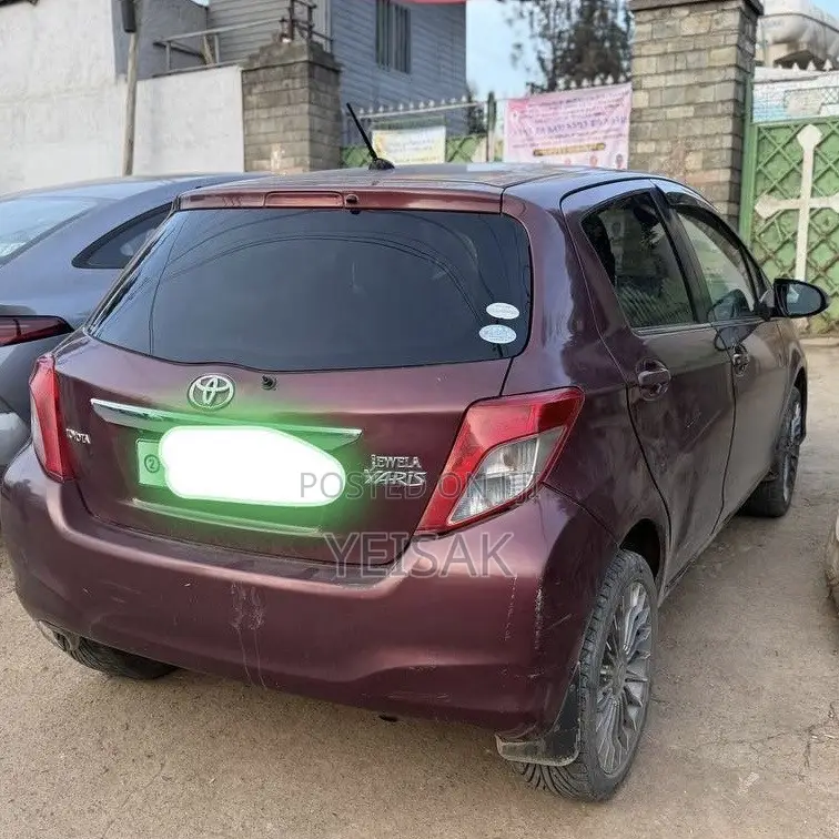 Toyota Yaris 2012 Red