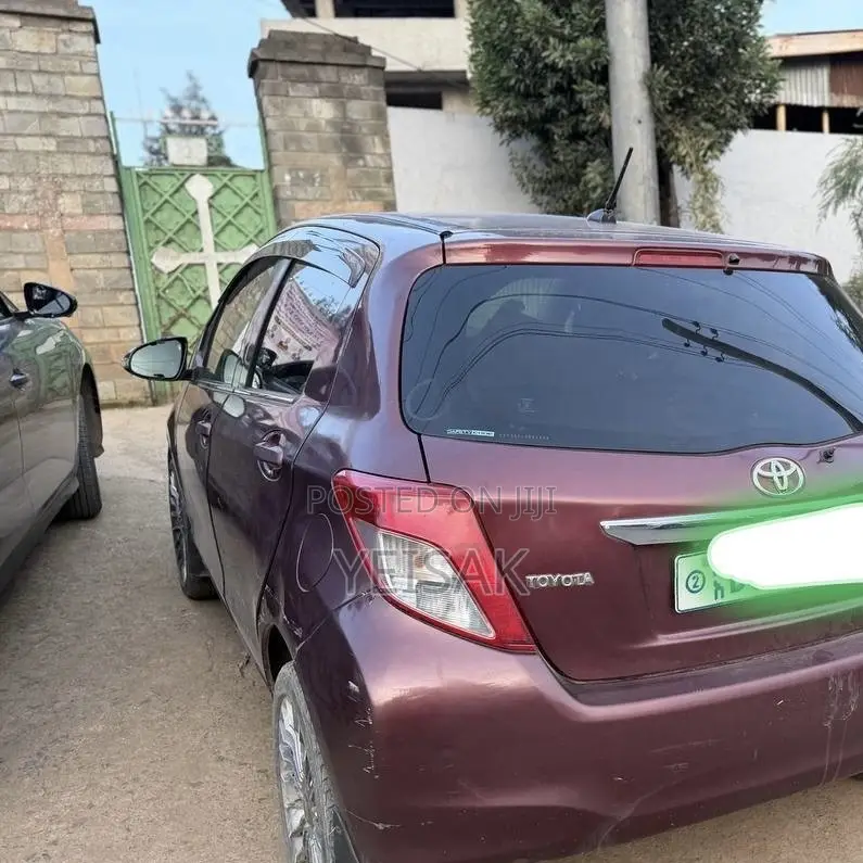 Toyota Yaris 2012 Red