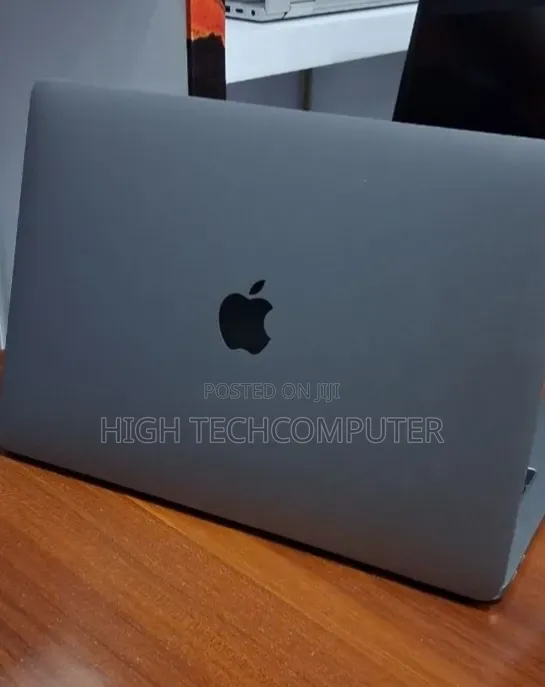 New Laptop Apple MacBook Pro 2017 8GB Intel Core i5 SSD 256GB