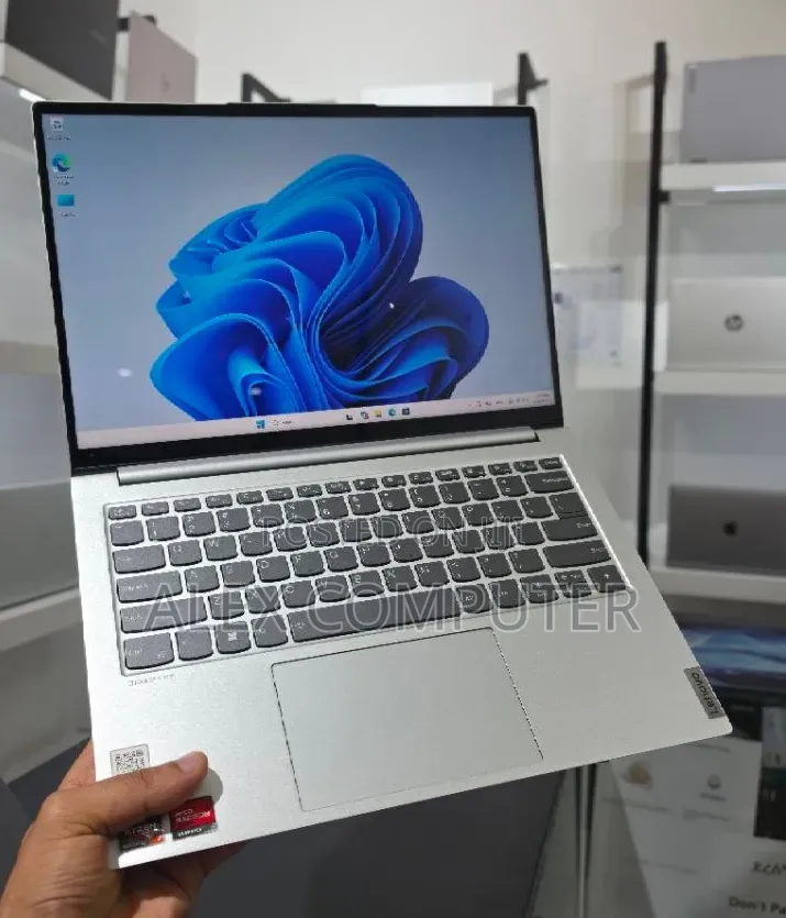 New Laptop Lenovo 16GB AMD Ryzen 7 SSD 512GB