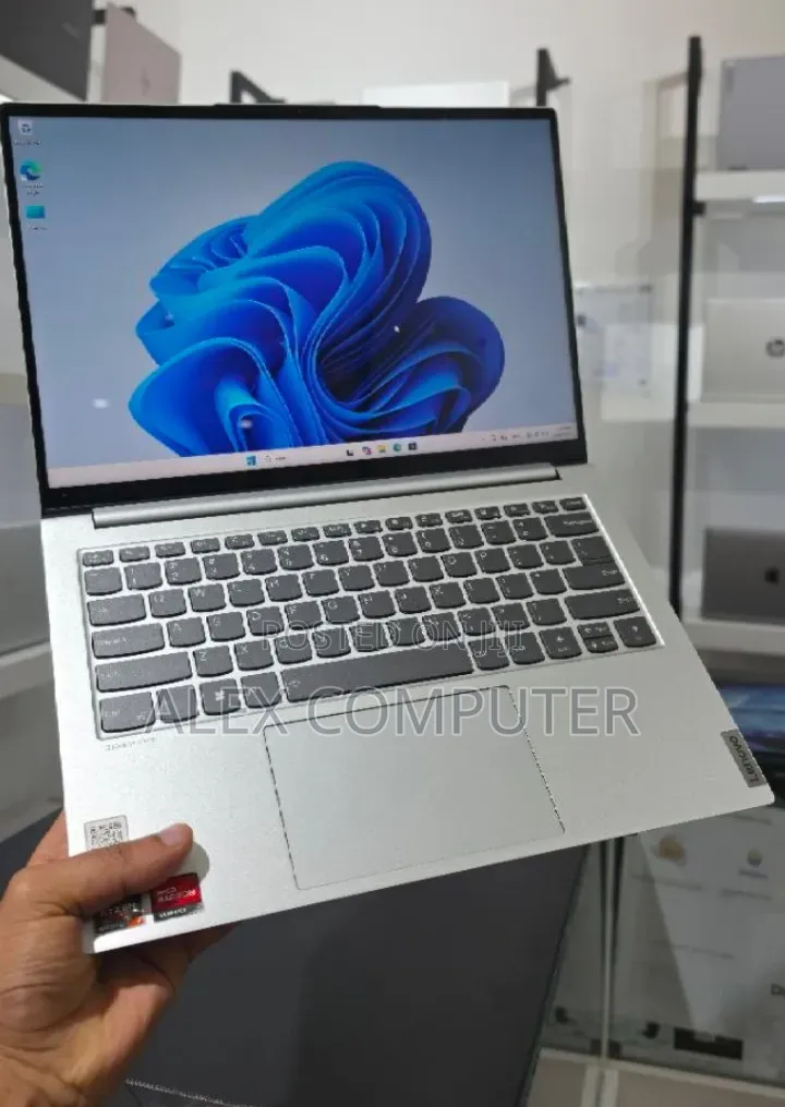 New Laptop Lenovo 16GB AMD Ryzen 7 SSD 512GB