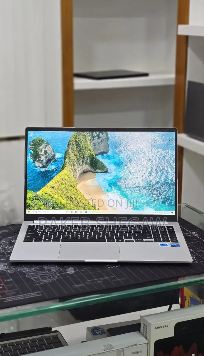 New Laptop Samsung Galaxy Book4 16GB Intel Core i7 SSD 512GB