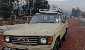 Toyota Land Cruiser 1987 White