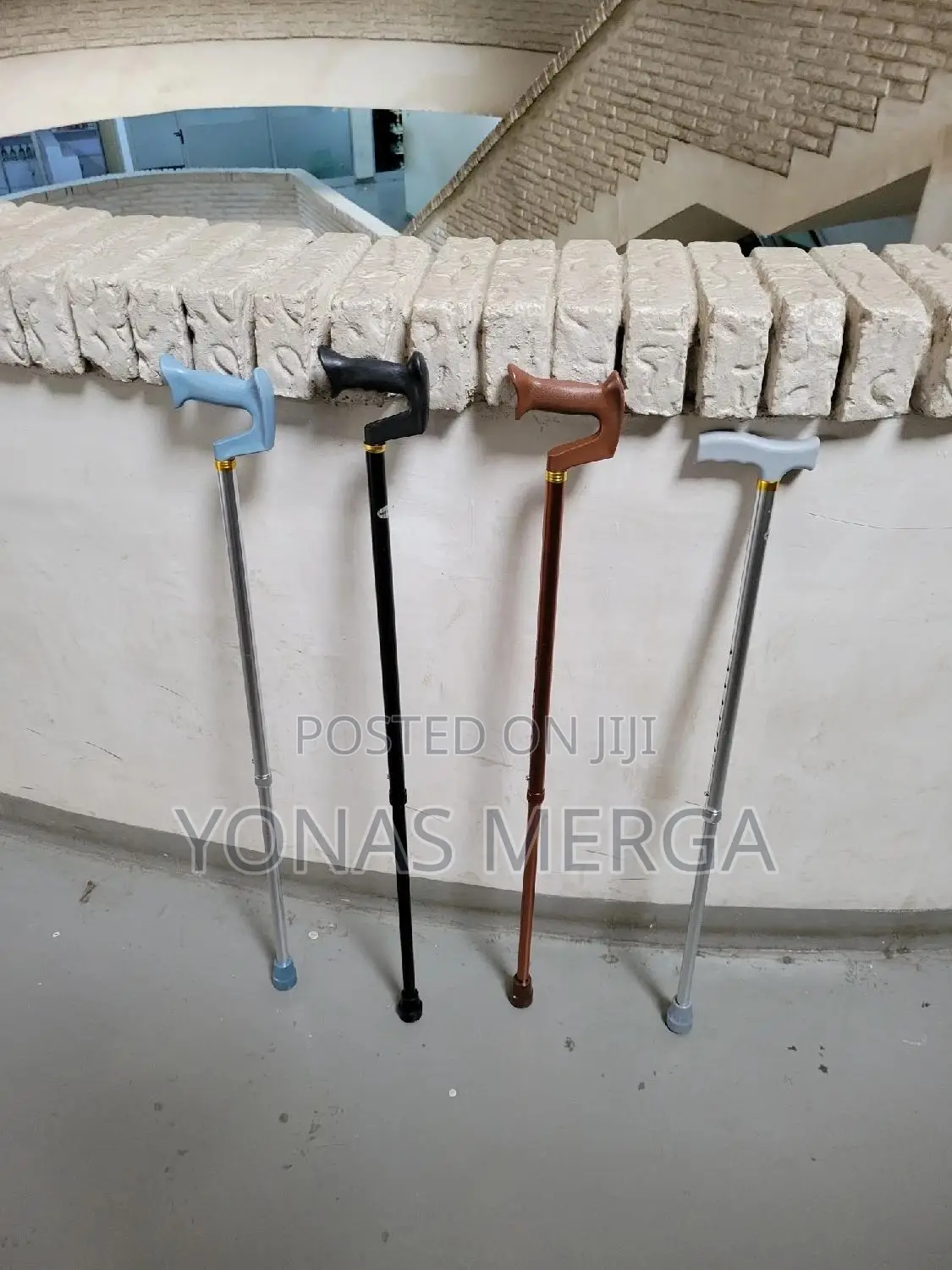 Walking Stick痹甩cane for Patients险名a Rubber Tip at the Base of the Cane
