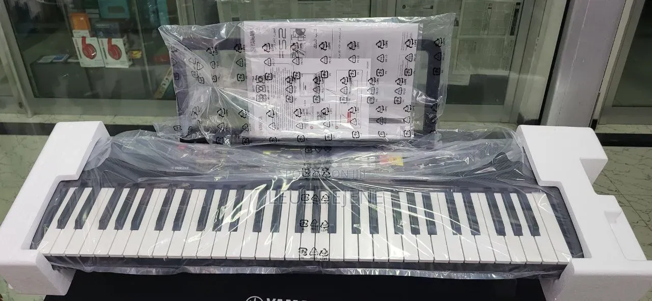 Yamaha F52