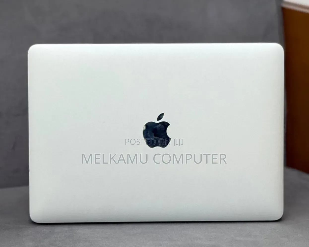 New Laptop Apple MacBook 2017 8GB Intel Core M3 SSD 256GB