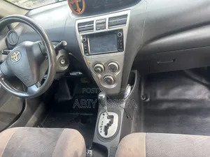 Toyota Yaris Base Sedan 4dr 2010 Black