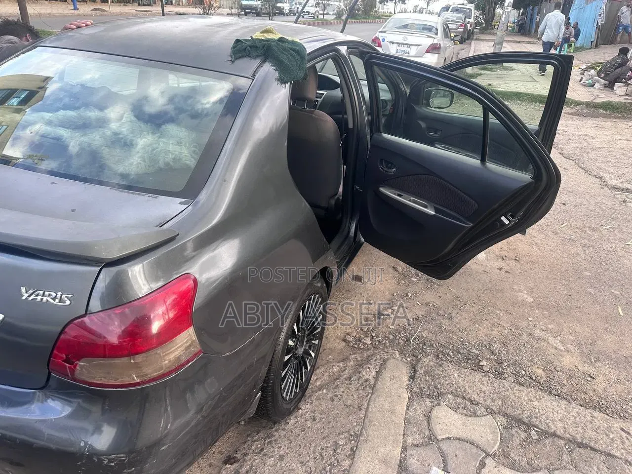 Toyota Yaris Base Sedan 4dr 2010 Black