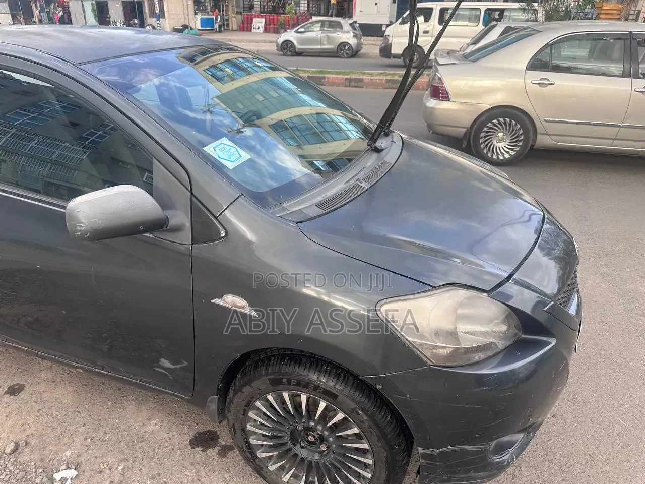Toyota Yaris Base Sedan 4dr 2010 Black