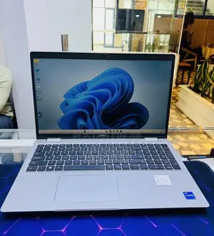 New Laptop Dell Precision 3581 16GB Intel Core i7 SSD 512GB