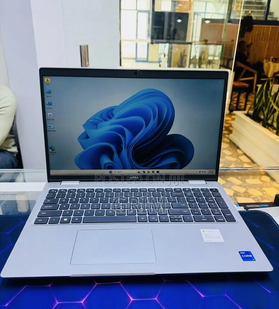 New Laptop Dell Precision 3581 16GB Intel Core i7 SSD 512GB