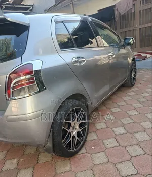 Toyota Yaris Base Sedan 4dr 2010 Silver