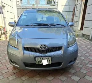 Toyota Yaris Base Sedan 4dr 2010 Silver