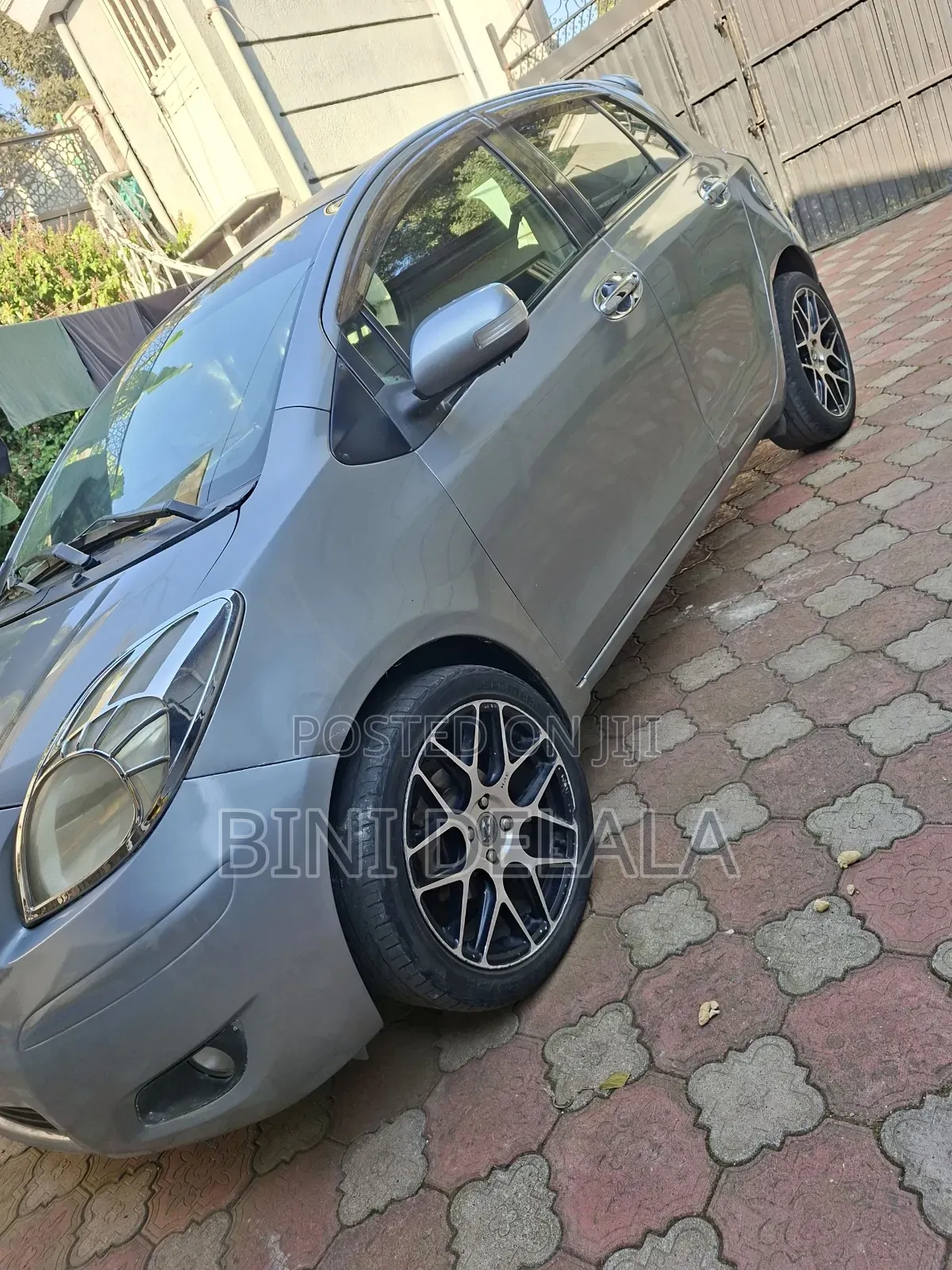 Toyota Yaris Base Sedan 4dr 2010 Silver
