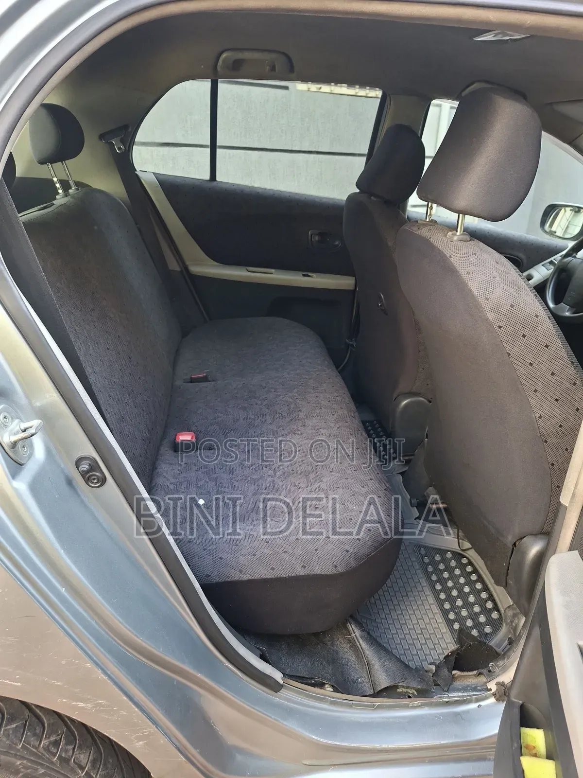 Toyota Yaris Base Sedan 4dr 2010 Silver