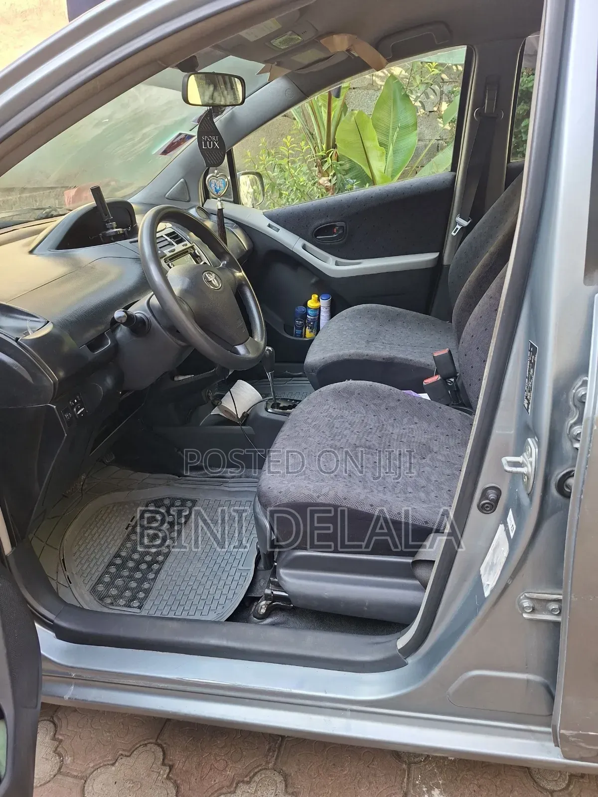 Toyota Yaris Base Sedan 4dr 2010 Silver