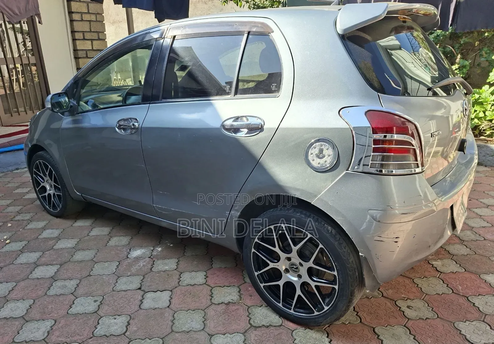 Toyota Yaris Base Sedan 4dr 2010 Silver